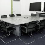 Konferenztisch; Dekor: betongrau, Media Wand; weiß/hochglanz