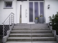 Haustür aus Alu weiss, Treppenstufen Cityflair grau