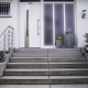 Haustür aus Alu weiss, Treppenstufen Cityflair grau