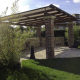 Sitzplatz im Garten, Bruchsteinmauerwerk, Platten: Longara, Pergola mit Sonnenschutz